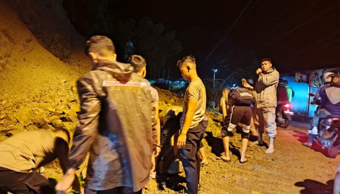 Pasca Banjir Bandang,Polresta Gorontalo Kota Kerahkan Personil untuk bantu Warga Bersihkan Jalan