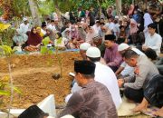 Tidak Hanya Takziah, Kapolsek Simpang Ulim Antar Jenazah Warga Hingga ke Pemakaman
