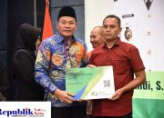 Plt. Bupati Sidoarjo Serahkan Kartu Kepesertaan BPJS Ketenagakerjaan Pada 13.249 Pekerja Rentan Sidoarjo