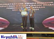 Plt Bupati Sidoarjo Subandi terima Penghargaan UHC Award 2024