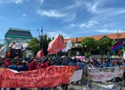Penuh Kecaman, Ribuan Mahasiswa Surabaya dan Buruh Aksi Turun ke Jalan