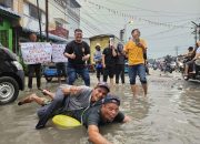 Pemuda Dan Masyarakat Memancing Dan Berenang Di Jalan Penuh Kubangan