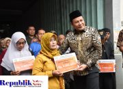 Plt Bupati Sidoarjo Subandi Beri Rp 5 Juta ke Pedagang Pasar Krian Siapkan Perbaikan Pasar Segera