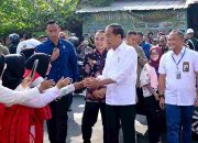 Kunjungi Pasar Dukuh Kupang, Presiden Jokowi Cek Harga dan Interaksi dengan Warga