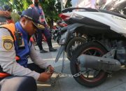 Dishub Kota Surabaya Tertibkan Parkir Liar di depan Grand City Mall