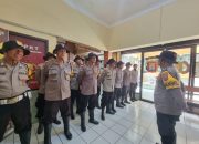 Kapolsek Krian Serahkan Sepatu Boot dan Topi Rimba Kepada Bhabinkamtibmas