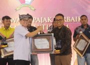 Pj Bupati Bojonegoro Beri Penghargaan Wajib Pajak Terbaik, Dorong Pendapatan Daerah Non Migas