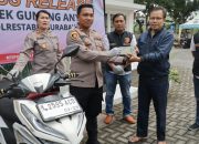Kapolsek Gunung Anyar Kembalikan Motor Hasil Curian, Korban berikan Apresiasi dan Ucapkan Terimakasih