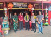 Kapolsek Krian dan Koramil Lakukan Patroli dan Cek Kesiapan Perayaan Imlek di Klenteng Teng Swie Bio,Krian