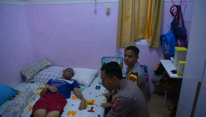 Bentuk Kepedulian Kapolres Gresik AKBP Rovan Jenguk Anggota yang Sakit dan Beri Dukungan