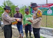 Polsek Balongbendo Serahkan Pupuk untuk Tanaman Jagung ke Masyarakat