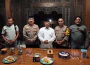 Kapolsek Krian Silaturahmi dengan Pengasuh Pondok Pesantren Al-Amanah, Romo KH. Nurcholis Misbah di Desa Junwangi
