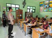 Kanit Binmas Polsek Krembung Edukasi Bahaya Perundungan ke Pelajar