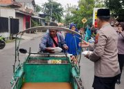 Polsek Taman Peduli dengan Bagikan Makanan Gratis
