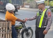 Kanit Lantas Polsek Krian Sosialisasikan Ops Keselamatan Semeru 2025 kepada Pengendara R4 dan R2 