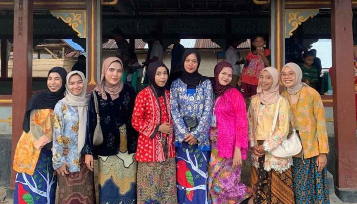 LESTARIKAN BUDAYA BANGSA, KOHATI KOMISARIAT TEKNIK UNPATTI AMBON MEMAKAI KABAYA ADAT BUANO UTARA