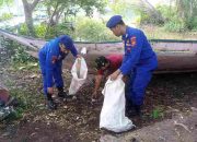 Satpolairud Polresta Sidoarjo bersama Nelayan Bersihkan Sampah di Kawasan Pesisir
