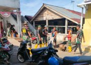 Manungal Air TMMD ke 123 di Kelurahan Tandurusa Hampir Rampung , Personil Bakti sosial Bersih – bersih Pantai Bersama Warga