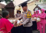 Polsek Taman Bersama Bhayangkari Bagikan Takjil Serta 200 Nasi Kotak