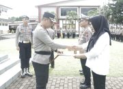 Kapolres Bitung Berikan Penghargaan Kepada Tiga Personil Terbaik Polres Bitung