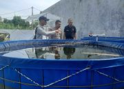 Bhabinkamtibmas Desa Kedung Kendo Tinjau Sarana dan Prasarana Budidaya Ikan Lele dalam Program P2B