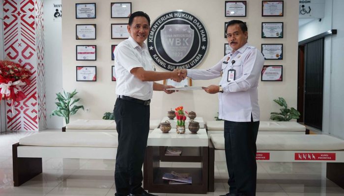 Kemenkum Sulut Serahkan Sertifikat Pendaftaran Merek Sinode GMIM