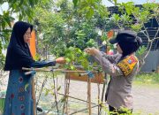 Dukung Program Asta Cita, Bhabinkamtibmas Desa Pulungan  Tinjau Tanaman Kacang Panjang Bersama Petani untuk Wujudkan Swasembada Pangan