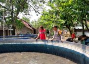Kolam Lele Jadi Andalan, Bhabinkamtibmas Polsek Tarik Polresta Sidoarjo Ajak Warga Mandiri Pangan Dukung Asta Cita