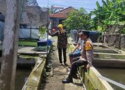 Bhabinkamtibmas Desa Tawangsari Aiptu Sutaji Sambangi Kolam Lele Warga Dukung Ketahanan Pangan Polresta Sidoarjo