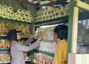 Bhbinkamtibmas Desa Pulungan Polsek Sedati Dorong Warga Budidaya Jamur untuk Ketahanan Pangan