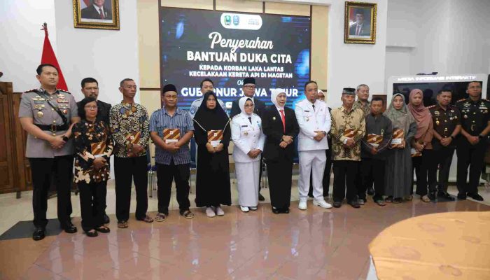 Gubernur Khofifah Serahkan Santunan kepada Korban Laka Kereta Api di Magetan Dan Apresiasi Respons Cepat Kapolres Magetan