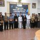 Gubernur Khofifah menyerahkan santunan kepada keluarga korban kecelakaan kereta api di Magetan didampingi Kapolres dan Forkopimda.