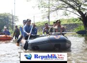 Pakai Perahu Karet, Bupati Subandi Susuri Banjir di Jalan Raya Porong