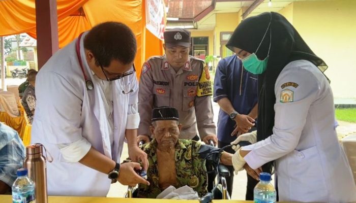 Pemeriksaan Kesehatan dan Pengobatan Gratis Warnai HUT Bhayangkara ke-79 di Polsek Indra Makmu