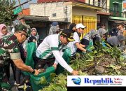Bupati Subandi bersama Ratusan Orang Bersihkan sampah di Sungai Pelayaran