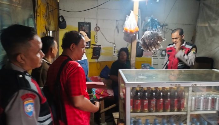 Warung Kuning Digeledah,Penjual dan Barang Bukti Miras Diamankan ke Polsek Porong