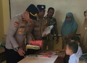 Tahun Ajaran Baru, Kapolsek Pantee Bidari Beri Bantuan Alat Tulis Kepada Sejumlah Murid SD