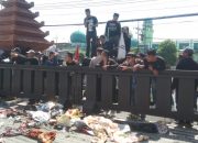 Gedung DPRD Jatim Diserbu Sampah! AMI Ultimatum Ketua Dewan: Kami Datang ke Rumahmu!