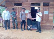 Camat Darul Aman Serahkan Rumah Bantuan Kepada Zuariah Didampingi Kapolsek, Perwakilan Koramil dan PJ Keuchik Alue Dalam