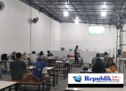 Warga RT 15 Perum Sedati Asri Gelar Nobar di Warkop Om Good, Suasana Penuh Keakraban