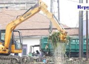 Pemkab Sidoarjo Rutin Bersihkan Sungai Kanal Porong