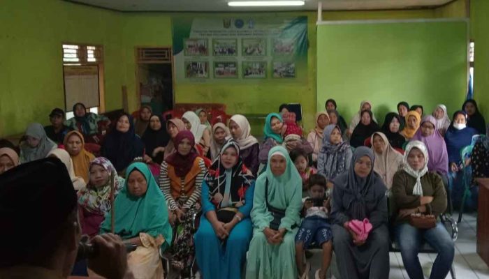 Pemdes Sukamaju Salurkan Bantuan Beras kepada Warga Kurang Mampu