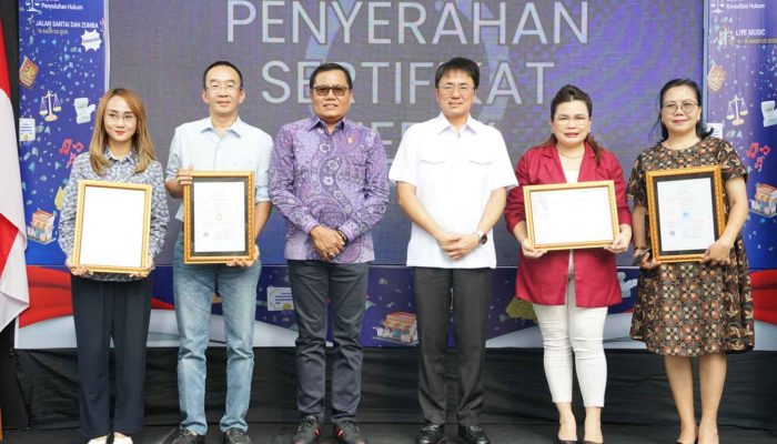 Kanwil Kemenkum Sulut Serahkan Sertifikat Merek dan Penghargaan KI di Pameran Layanan Publik 