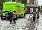 Polres Bitung Kerahkan Personil Bantu Warga Terdampak Banjir di Kota Bitung ‎