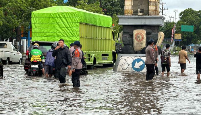 Polres Bitung Kerahkan Personil Bantu Warga Terdampak Banjir di Kota Bitung ‎