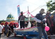 Satlantas Polres Gresik Edukasi Warga Lewat Karnaval HUT RI ke-80
