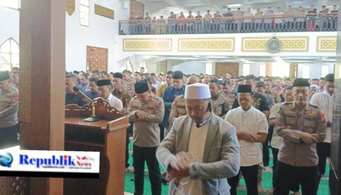 Polda Jatim Gelar Sholat Ghoib untuk Almarhum Driver Ojol Affan Kurniawan