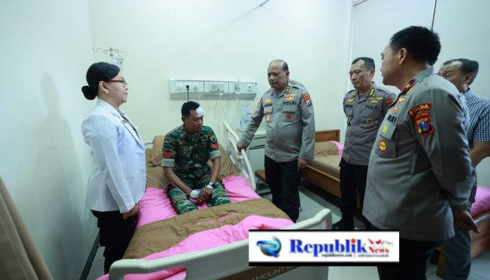 Kapolda Jatim Kunjungi Petugas yang Luka Saat Amankan Unjuk Rasa di Grahadi