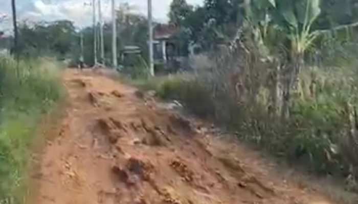 Warga Resah, Jalan Poros Kabupaten Sampang Rusak Parah Tak kunjung Diperbaiki