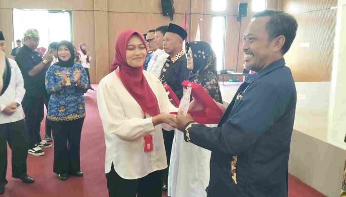 HUT PMI Yang ke 80 Tahun Memberikan Piagam Penghargaan Kepada MIrza Ketua IWO